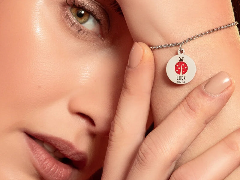 Bracciale in acciaio Mad Tea collezione Magic Coins con coccinella smaltata e scritta Luck