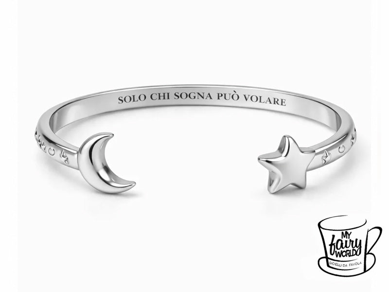 Bracciale regolabile in acciaio inossidabile, luminoso e pensato per avvolgere delicatamente il polso. Il modello è decorato con luna e stella tridimensionali e custodisce all’interno la scritta “SOLO CHI SOGNA PUÒ VOLARE”. Il bordo esterno è arricchito da piccoli decori in alto rilievo con stelle e lune alternate, a richiamo degli elementi protagonisti del bracciale.
