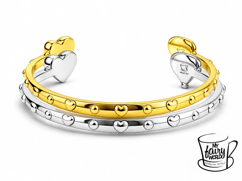 Ci sono sogni che aspettano solo un po’ di coraggio per prendere il volo ✨

Restano lì, sospesi tra un desiderio e una possibilità, aspettando il momento giusto per alzarsi leggeri e partire verso qualcosa di nuovo.

Questo bracciale racconta proprio quella magia: il coraggio di seguire ciò che senti, anche quando non sai ancora dove ti porterà.