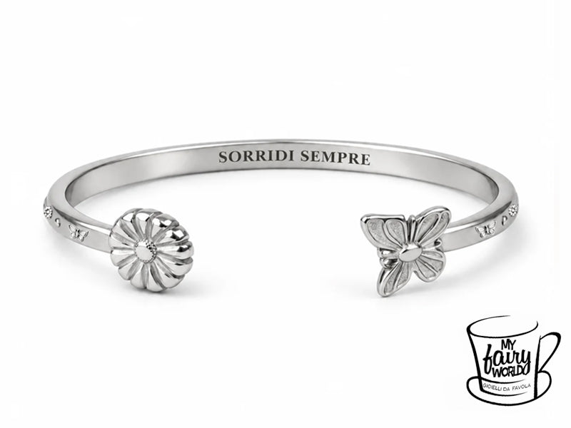 Bracciale regolabile in acciaio inossidabile, luminoso e pensato per avvolgere delicatamente il polso. Il modello è decorato con farfalla e margherita tridimensionali e custodisce all’interno la scritta “SORRIDI SEMPRE”. 