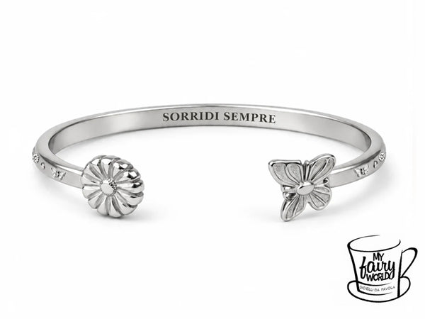 Bracciale regolabile in acciaio inossidabile, luminoso e pensato per avvolgere delicatamente il polso. Il modello è decorato con farfalla e margherita tridimensionali e custodisce all’interno la scritta “SORRIDI SEMPRE”. 