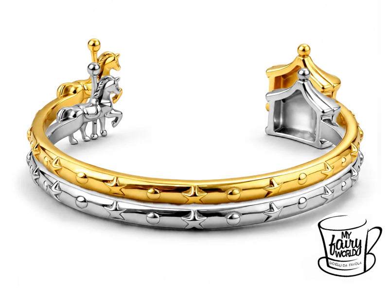 Un bracciale per chi non vuole rimpicciolire i propri desideri.
Per chi sa che dentro ogni sogno c’è ancora una giostra che gira, un cavallo pronto a partire e una versione di noi che credeva davvero in tutto.