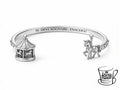 Bracciale regolabile in acciaio inossidabile, luminoso e pensato per avvolgere delicatamente il polso. Il modello è decorato con carosello e cavallo tridimensionali e custodisce all’interno la scritta “SE DEVI SOGNARE, ESAGERA!”. Il bordo esterno è arricchito da piccoli decori in alto rilievo con stelle e palline alternate, a richiamo degli elementi protagonisti del bracciale.