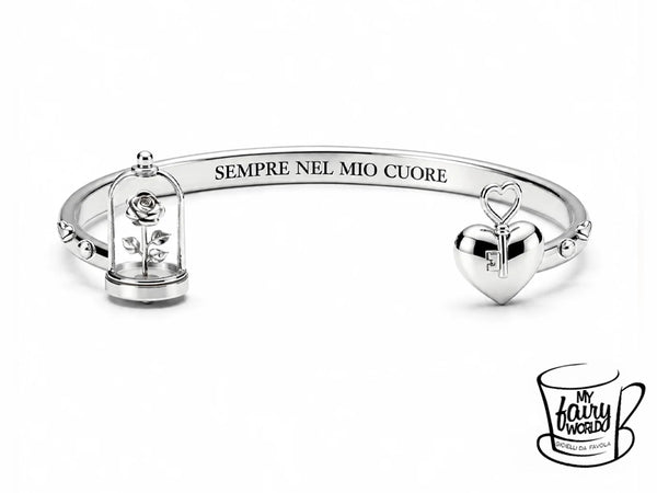 Questo bracciale racconta proprio quel tipo di magia: quella delle cose preziose che scegliamo di custodire nel nostro cuore.

La rosa sotto la campana sembra proteggere un’emozione rara, qualcosa di delicato ma fortissimo come un amore vero.