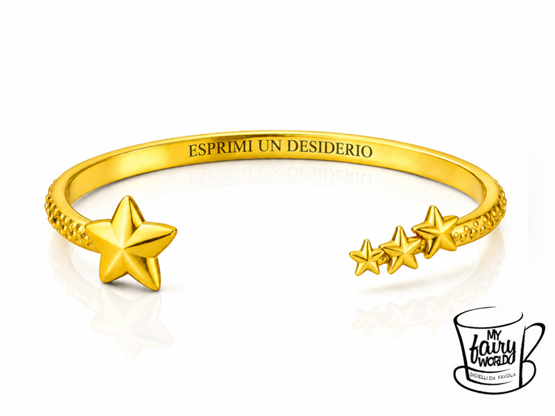 Questo bracciale racconta proprio quella magia: la stella cadente che porta con sé desideri segreti, sogni e speranze.
All’interno, la frase “ESPRIMI UN DESIDERIO” diventa un piccolo promemoria da portare sempre con te, per ricordarti che ogni sogno merita il suo momento di magia.