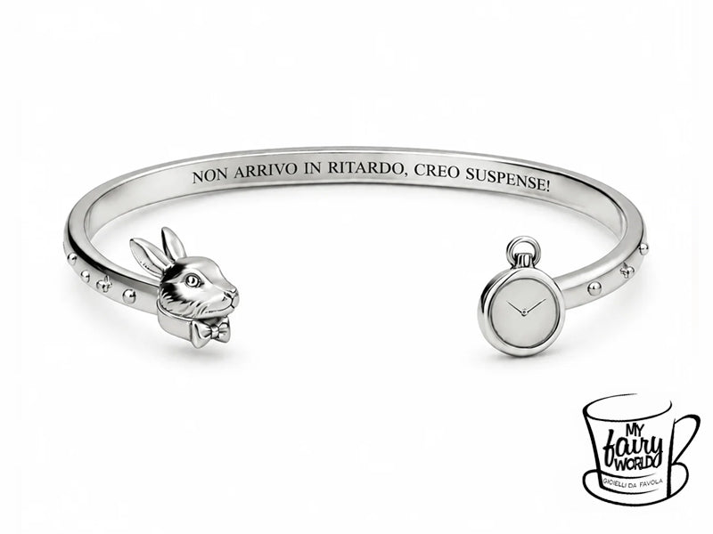 Questo bracciale nasce proprio da quella magia allegra e un po’ teatrale: quella delle giornate piene, dei pensieri che corrono veloci e delle avventure che iniziano sempre quando meno te lo aspetti.
Il coniglietto racconta la curiosità di chi segue un richiamo improvviso e si lascia trascinare dentro qualcosa di meraviglioso.
L’orologio custodisce invece quel tempo speciale che non si misura davvero in minuti, ma in emozioni, sorprese e piccoli colpi di scena.