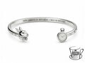 Questo bracciale nasce proprio da quella magia allegra e un po’ teatrale: quella delle giornate piene, dei pensieri che corrono veloci e delle avventure che iniziano sempre quando meno te lo aspetti.
Il coniglietto racconta la curiosità di chi segue un richiamo improvviso e si lascia trascinare dentro qualcosa di meraviglioso.
L’orologio custodisce invece quel tempo speciale che non si misura davvero in minuti, ma in emozioni, sorprese e piccoli colpi di scena.