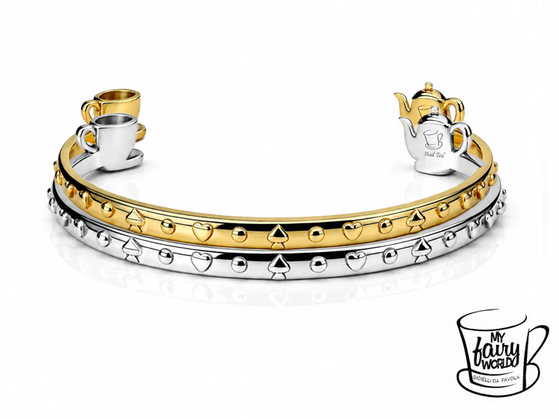 Il bordo esterno è arricchito da piccoli decori in alto rilievo con cuori e picche alternati, a richiamo degli elementi protagonisti del bracciale.