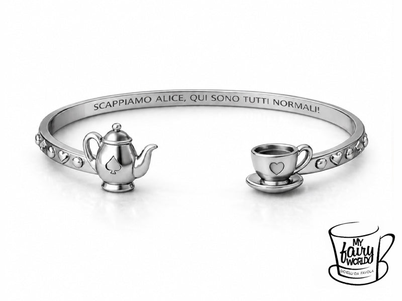 Bracciale regolabile in acciaio inossidabile, luminoso e pensato per avvolgere delicatamente il polso. Il modello è decorato con teiera e tazzina tridimensionali e custodisce all’interno la scritta “SCAPPIAMO ALICE, QUI SONO TUTTI NORMALI!”.