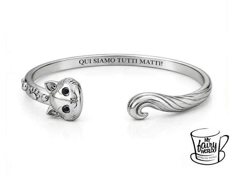 Questo bracciale è più di un semplice gioiello: è un simbolo. Il gatto del Cheshire non è solo un gatto stravagante, ma la guida di Alice nel suo viaggio surreale. Lui sa che il confine tra genio e follia è sottile, che essere “matti” è solo un altro modo di vedere il mondo con occhi diversi. E così, con un sorriso che sfida la logica, pronuncia le parole che tutti dovremmo ricordare
