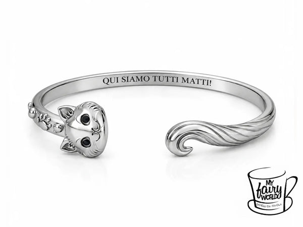 Questo bracciale è più di un semplice gioiello: è un simbolo. Il gatto del Cheshire non è solo un gatto stravagante, ma la guida di Alice nel suo viaggio surreale. Lui sa che il confine tra genio e follia è sottile, che essere “matti” è solo un altro modo di vedere il mondo con occhi diversi. E così, con un sorriso che sfida la logica, pronuncia le parole che tutti dovremmo ricordare