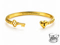 Un bracciale per chi ama immaginare nuove strade.
Per chi sente che dietro ogni porta può nascondersi una sorpresa.
Per chi sa che, a volte, basta una chiave piccola piccola per aprire un mondo enorme.