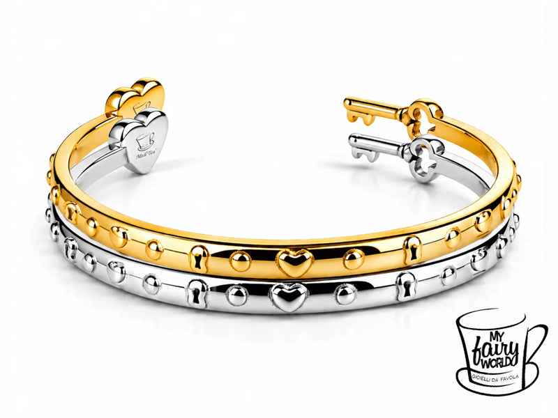 Il bordo esterno è arricchito da piccoli decori in alto rilievo con serrature e cuori alternati, a richiamo degli elementi protagonisti del bracciale.