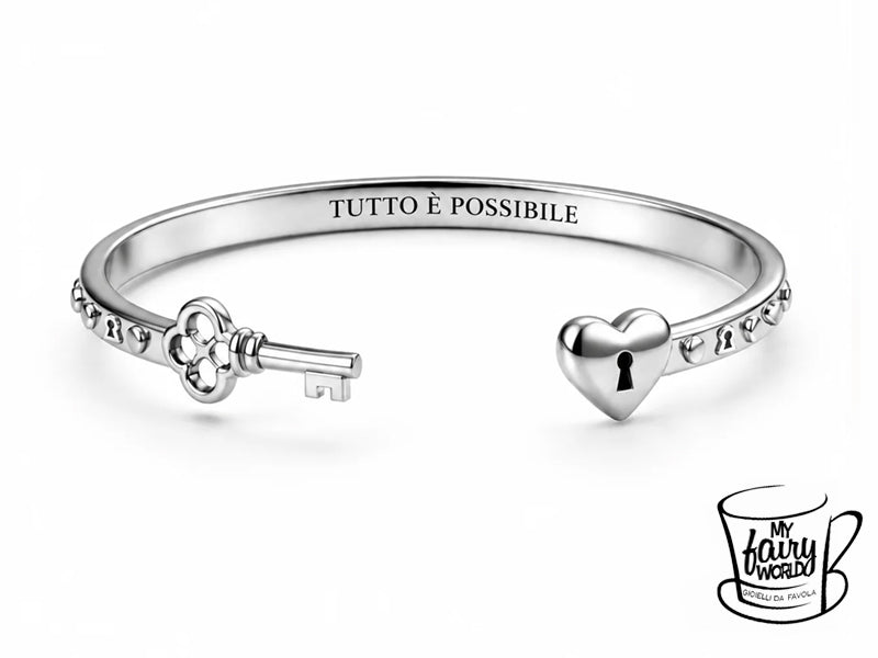 Bracciale regolabile in acciaio inossidabile, luminoso e pensato per avvolgere delicatamente il polso. Il modello è decorato con chiave e serratura tridimensionali e custodisce all’interno la scritta “TUTTO È POSSIBILE”