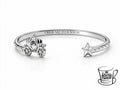 Un bracciale per chi custodisce un desiderio speciale.
Per chi crede nelle seconde possibilità, nei cambi di destino e nelle favole che cominciano proprio quando meno te lo aspetti.