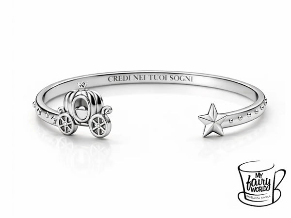 Un bracciale per chi custodisce un desiderio speciale.
Per chi crede nelle seconde possibilità, nei cambi di destino e nelle favole che cominciano proprio quando meno te lo aspetti.