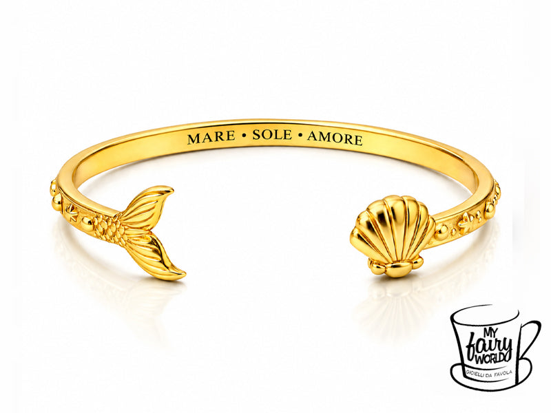 Un bracciale per chi ha l’anima da sirena, il cuore pieno d’estate e una certa allergia alle giornate troppo grigie.
