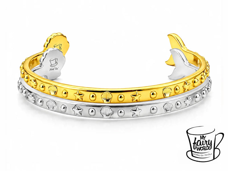 Bracciale regolabile in acciaio inossidabile, luminoso e pensato per avvolgere delicatamente il polso. Il modello è decorato con coda di sirena e conchiglia tridimensionali e custodisce all’interno la scritta “MARE SOLE AMORE”. Il bordo esterno è arricchito da piccoli decori in alto rilievo con stelle marine e conchiglia alternate con pallini, a richiamo degli elementi protagonisti del bracciale.