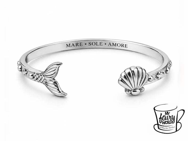 Questo bracciale nasce proprio da quella leggerezza: un piccolo tuffo nella magia delle giornate vista mare, dove tutto è più bello e il tempo vorresti non passasse mai.