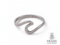 uesto anello è un accessorio versatile e di alta qualità, ideale per ogni occasione. Realizzato in acciaio inossidabile, materiale resistente e ipoallergenico, presenta una forma a onda che evoca la bellezza del mare. Il design minimalista lo rende perfetto per chi ama uno stile sobrio ed elegante. È facile da indossare e mantiene la sua brillantezza nel tempo.