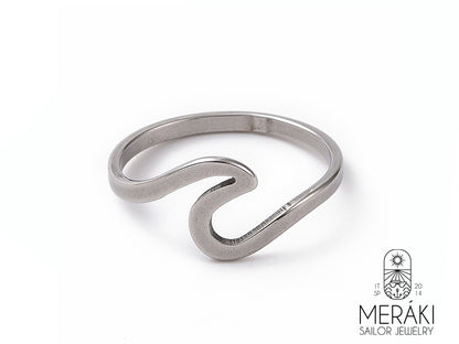uesto anello è un accessorio versatile e di alta qualità, ideale per ogni occasione. Realizzato in acciaio inossidabile, materiale resistente e ipoallergenico, presenta una forma a onda che evoca la bellezza del mare. Il design minimalista lo rende perfetto per chi ama uno stile sobrio ed elegante. È facile da indossare e mantiene la sua brillantezza nel tempo.