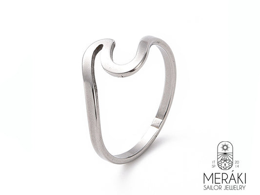 attura l'essenza del mare con questo anello in acciaio inossidabile, la cui forma sinuosa ricorda le onde che si infrangono sulla riva. Un gioiello delicato e potente, simbolo di forza e di armonia.