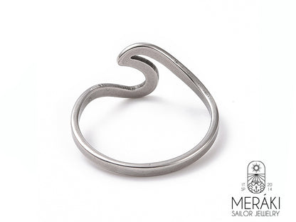 Lasciati trasportare dalle onde magiche di questo anello. Ogni curva sinuosa racconta una storia di viaggi marittimi, di misteri nascosti nelle profondità oceaniche e di sogni che si infrangono sulla riva. Un gioiello che porta con sé un pizzico di magia e di mistero.