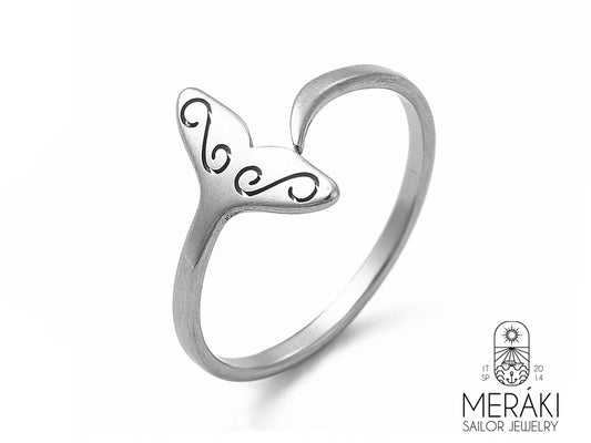 Questo anello è realizzato in acciaio inossidabile 304 di alta qualità, resistente all'ossidazione e ipoallergenico, ideale per pelli sensibili. La forma aperta a coda di balena è accuratamente modellata per un design elegante e confortevole. La finitura in acciaio inossidabile lucido aggiunge un tocco di brillantezza. Un gioiello perfetto per gli amanti del mare e della natura.