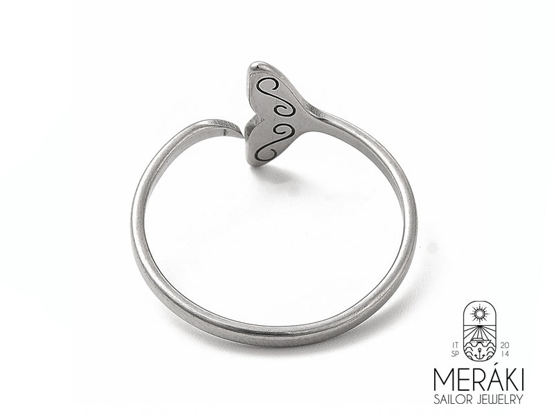 Un abbraccio dal mare. Un anello che cattura l'eleganza e la forza dell'oceano.