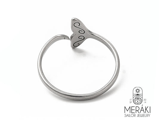 Un abbraccio dal mare. Un anello che cattura l'eleganza e la forza dell'oceano.