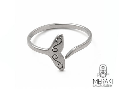 Indossa un pezzo di oceano! Questo anello a forma di coda di balena è perfetto per chi ama l'estate, il mare e... le balene! Un accessorio che farà "splash" (scusa il gioco di parole!).