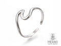 Un anello dal design semplice, che si ispira alla natura, alle onde dell'oceano e al surf. Un filo in Acciaio inossidabile super originale, che darà un look fresco e divertente alla tua mano. Non lo toglierai più.