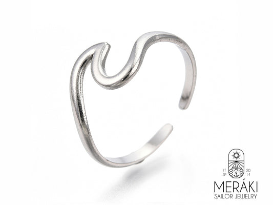 Un anello dal design semplice, che si ispira alla natura, alle onde dell'oceano e al surf. Un filo in Acciaio inossidabile super originale, che darà un look fresco e divertente alla tua mano. Non lo toglierai più.