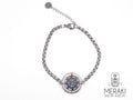 Bracciale con timone deliziosamente dettagliato e la sua bussola di accompagnamento sono il sogno di ogni viaggiatore. Il timone nero ruota liberamente sulla bussola.