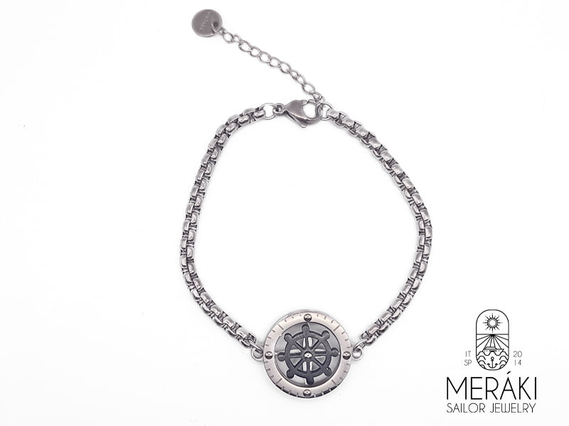 Bracciale con timone deliziosamente dettagliato e la sua bussola di accompagnamento sono il sogno di ogni viaggiatore. Il timone nero ruota liberamente sulla bussola.