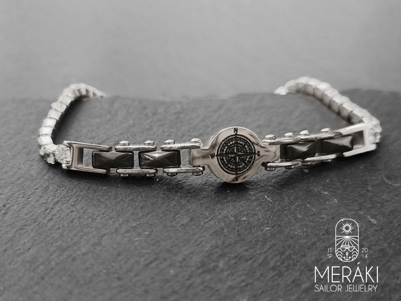 Il gioiello è composto da una maglia tennis con zirconi alternata nella parte centrale da piastrine in ceramica nera che donano stile al bracciale.