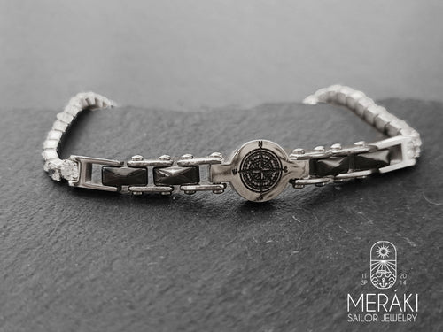 Il gioiello è composto da una maglia tennis con zirconi alternata nella parte centrale da piastrine in ceramica nera che donano stile al bracciale.