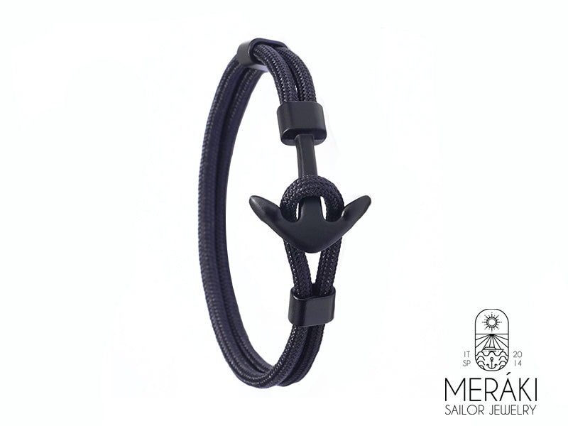 Un braccialetto leggero e resistente, perfetto per ogni avventura. Il cordino in poliestere garantisce comfort e durata, mentre l'ancora marinara nera aggiunge un tocco di stile nautico inconfondibile.