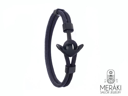 Un braccialetto leggero e resistente, perfetto per ogni avventura. Il cordino in poliestere garantisce comfort e durata, mentre l'ancora marinara nera aggiunge un tocco di stile nautico inconfondibile.