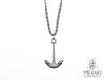 La collana Mantus 3D dal design senza tempo con pendente raffigurante un'ancora realizzata in acciaio inossidabile 316L è in grado di completare qualsiasi outfit, come la ciliegina sulla torta.