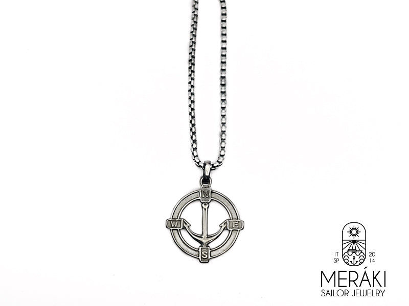Collana in acciaio inossidabile, dal design nautico. Catena maglia Box con pendente raffigurante un ancora con i punti cardinali realizzato in acciaio inossidabile. Un must have per gli amanti della nautica e del mare