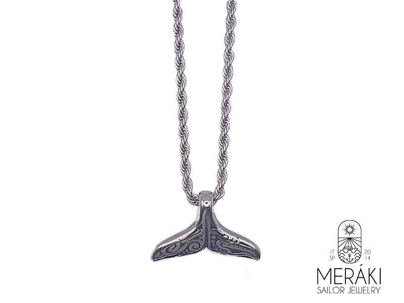 Collana кит ispirata alla coda di una balena e al mare.
