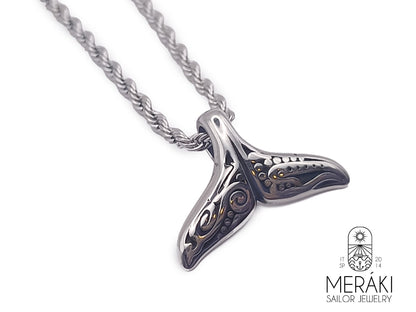 E' una collana molto elegante e raffinata, realizzata in acciaio inossidabile chirurgico ipoallergenico la cui caratteristica distintiva è per l'appunto il design a forma di coda di balena.