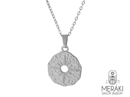 Questa non è solo una collana, è un talismano. La Rosa dei Venti Meraki, con la sua texture magica, ti proteggerà durante i tuoi viaggi, reali o immaginari. Un gioiello che custodisce i segreti del vento e ti guida verso i tuoi sogni più audaci.