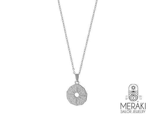 Lasciati guidare dalla tua stella polare, con la collana Meraki a Rosa dei Venti. Il suo design raffinato e la texture tattile evocano un senso di libertà e passione. Un simbolo di viaggi interiori ed esplorazione di sé, un gioiello che racchiude la tua anima avventurosa.