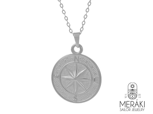 Lasciati guidare dalla tua stella polare, con la collana Meraki a Rosa dei Venti. Il suo design raffinato e la texture tattile evocano un senso di libertà e passione. Un simbolo di viaggi interiori ed esplorazione di sé, un gioiello che racchiude la tua anima avventurosa.