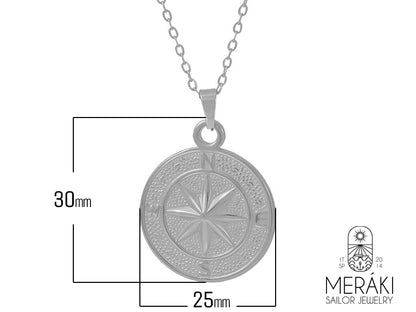 Questa non è solo una collana, è un talismano. La Rosa dei Venti Meraki, con la sua texture magica, ti proteggerà durante i tuoi viaggi, reali o immaginari. Un gioiello che custodisce i segreti del vento e ti guida verso i tuoi sogni più audaci.
