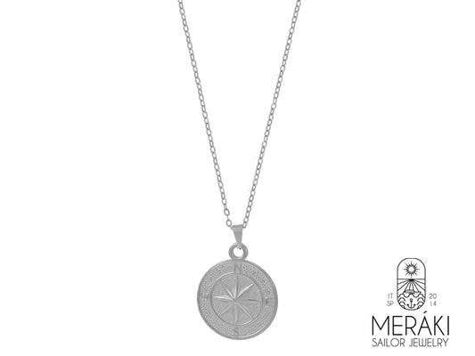 Questa collana non è solo un gioiello, è una mappa del tesoro! Indossa la Rosa dei Venti Meraki e preparati all'avventura... anche se l'unica destinazione è l'aperitivo con le amiche. Con il suo stile unico e la sua texture particolare, è perfetta per chi ama distinguersi con un tocco di ironia e stile.