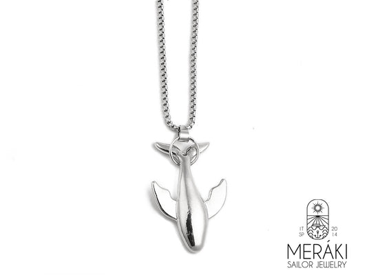Questa collana da 60 cm è realizzata in acciaio inossidabile di alta qualità, con un design unico e accattivante e grande ciondolo a forma di balena