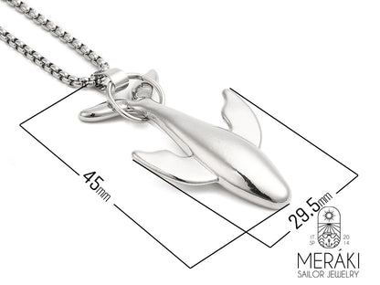 Avvistamento di stile! Questa collana è così adorabile che potrebbe far innamorare anche Moby Dick. Con il ciondolo a forma di balena e la sua catena con maglia box, è perfetta per chi ama un look divertente e originale. Indossala e preparati a ricevere un'ondata di complimenti e sorrisi